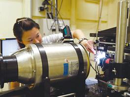 Fig. 3	Dr. Tanaka setting a bovine sample onto the apparatus.