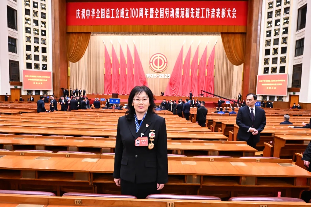 齐欣荣获全国先进工作者称号