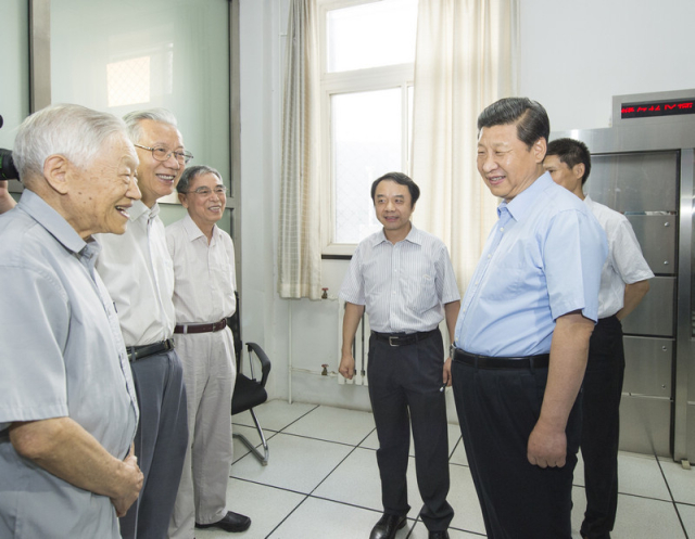 2013年7月17日，习近平总书记到中国科学院考察工作，与当年参与北京正负电子对撞机建设和应用的叶铭汉、方守贤、陈森玉3位院士交谈