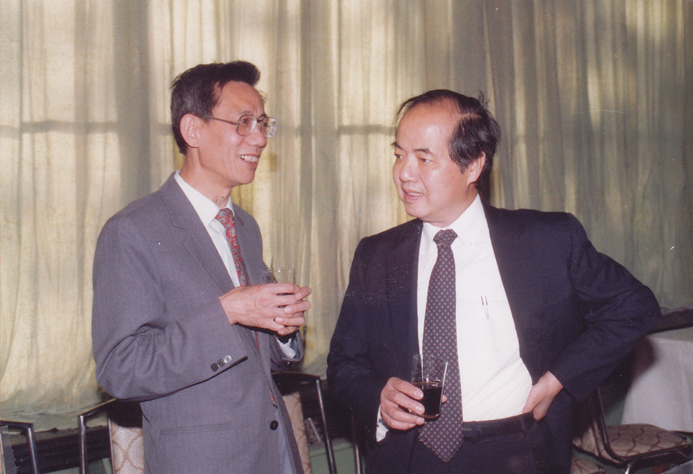 1988年6月BEPC建成前，方守贤与李政道交谈
