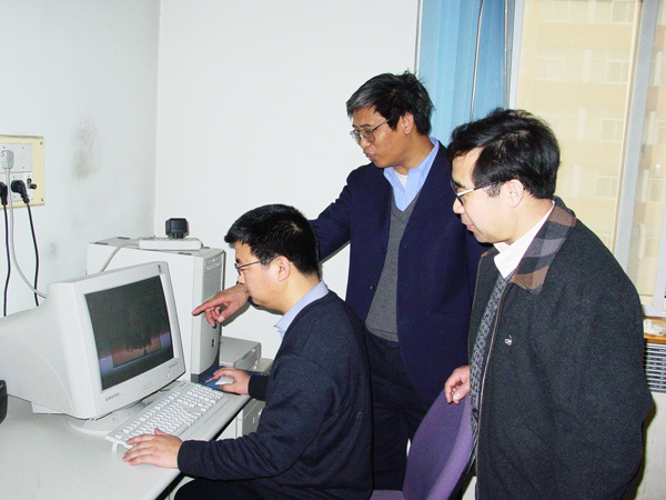 在实验室指导科研人员（2004.3.4）