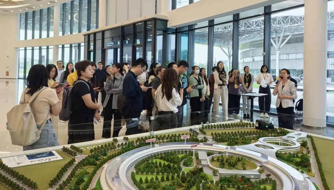 【怀柔融媒】“活力中国调研行”走进怀柔科学城，40名央媒市媒记者探秘“国之重器”